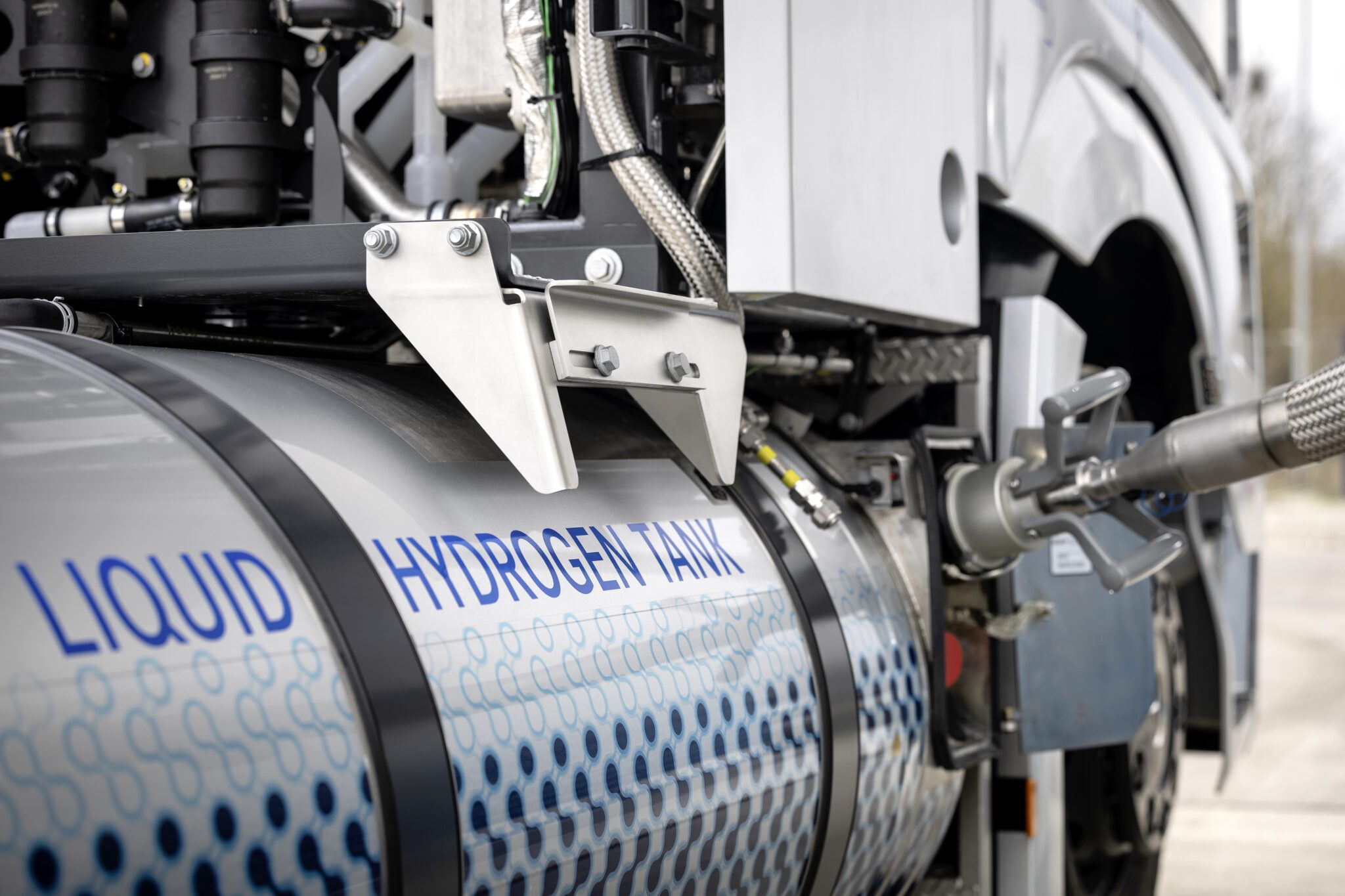 Daimler Truck on hydrogen: battery first, not battery only